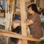 Alcira Padrón Armas 'Sira' trabajando en su telar - Casada con Eloy Quintero Morales - Foto de Maximiano Trapero  Isora y El Pinar - Valverde - El Hierro - FSPC - Archipiélago Canario (Julio de 1987).