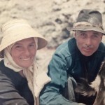 Don Emilio Quesada González 'El Pastor de Guinate' y su esposa ordeñando - Foto de autor desconocido - Haría - Lanzarote - FSPC - Archipiélago Canario (1970-1990).