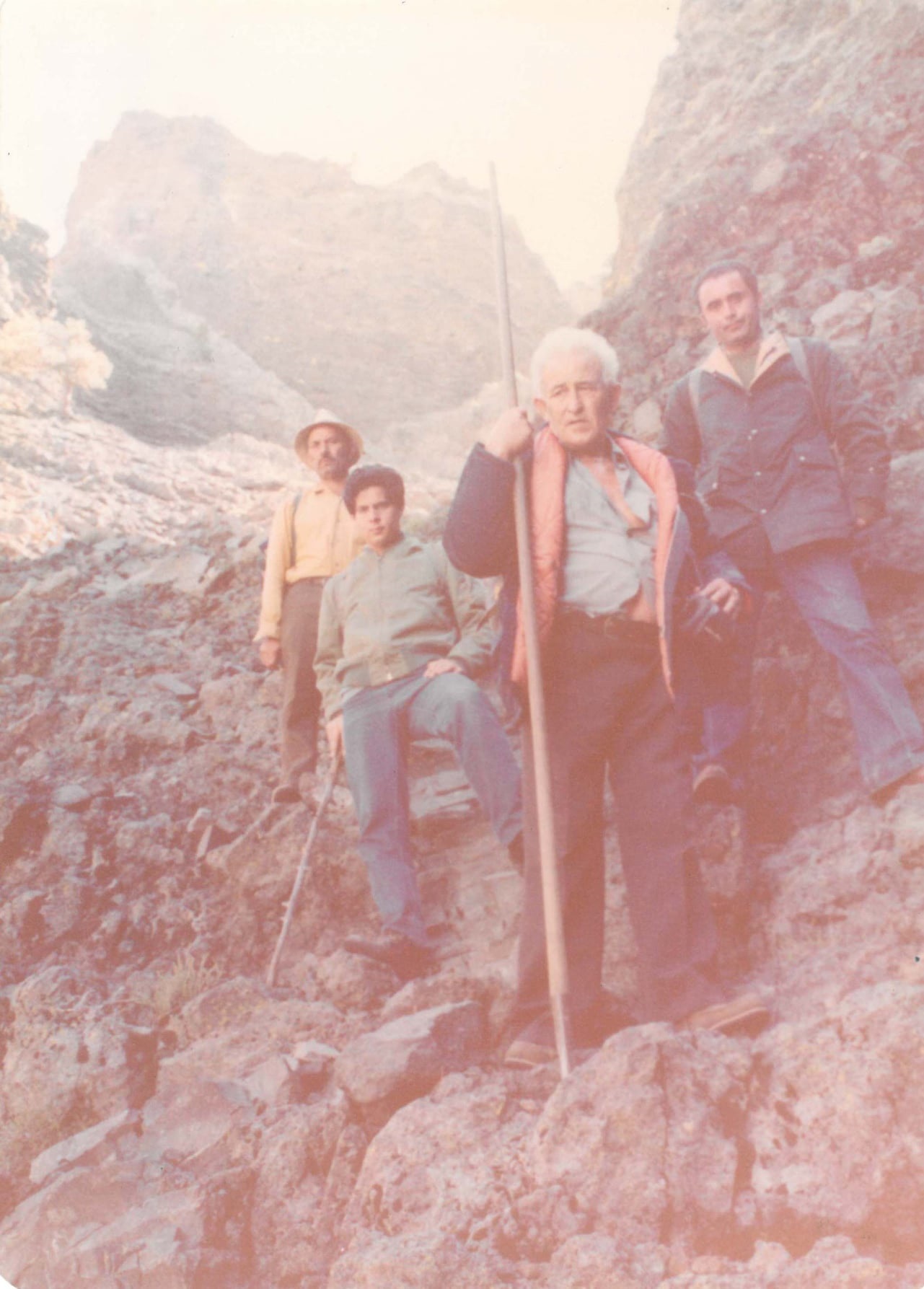 El geólogo y naturalista canario Don Telesforo Bravo Expósito (1913-7/I/2002) con Lanza en la Barranquera Abierta en la Caldera de Taburiente - Foto de Autor desconocido -Archivo Documental de la Fundación Telesforo Bravo-Juan Coello - FundaciónTelesforoBravo.com - El Paso - La Palma - FSPC - Archipiélago Canario (Finales del Siglo XX).
