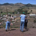 Vista general de la Meseta de Nisdafe y Nidafe y el Pueblo de San Andrés ó Asofa desde el Pico de los Jilochos y Chamuscada (1136 m.s.n.m.) y Montaña de los Elechos - Muestra y Taller de Salto del Pastor Canario en la 'Feria de la Apañada 2007' de San Andrés - Organizan l@s Pastores y Ganader@s Herreñ@s - Colectivo Aguere y Federación de Salto del Pastor Canario - Foto de Miguel Rodríguez (Colectivo Aguere) - Valverde - El Hierro - FSPC - Archipiélago Canario (2 de Junio de 2007).