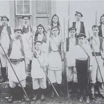 Jóvenes y Pastores Palmeros con Lanzas y Atuendos Tradicionales de la Isla de La Palma en las antiguas celebraciones de la Navidad Palmera - Foto de Miguel Brito - Santa Cruz de La Palma - La Palma - Archivo Documental de la Federación de Salto del Pastor Canario (FSPC) - Archipiélago Canario (1900-1905).