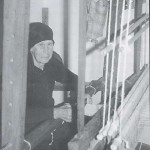 La Artesana Maestra Tejedora Majorera Doña Micaela Hernández Trabajando en Su Antiguo Telar - Foto de Felipe Marrero Francés - El Pajar, Cuaderno de Etnografía Canaria Nº 6 - Fuerteventura - Archivo Documental de la Federación de Salto del Pastor Canario (FSPC) - Archipiélago Canario (Finales de los Años 60 y Años 70 del Siglo XX).
