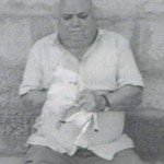 El Artesano y Pastor Majorero Don Andrés Calero Gómez (1917) Muestra el Proceso de Elaboración del Surrón Tradicional Canario para Amasar el Gofio - Foto de Yoana De León Morales - El Pajar, Cuaderno de Etnografía Canaria Nº 6 - Triquivijate y Casillas de Ángel - Antigua, y Puerto Cabras y Puerto Del Rosario - Fuerteventura - Archivo Documental de la Federación de Salto del Pastor Canario (FSPC) - Archipiélago Canario (1998 y Diciembre de 1999).