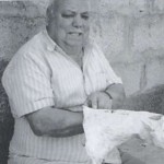 El Artesano y Pastor Majorero Don Andrés Calero Gómez (1917) Mostrando un Surrón Tradicional Canario para Amasar el Gofio - Foto de Yoana De León Morales - El Pajar, Cuaderno de Etnografía Canaria Nº 6 - Triquivijate y Casillas de Ángel - Antigua, y Puerto Cabras y Puerto Del Rosario - Fuerteventura - Archivo Documental de la Federación de Salto del Pastor Canario (FSPC) - Archipiélago Canario (1998 y Diciembre de 1999).