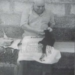 El Artesano y Pastor Majorero Don Andrés Calero Gómez (1917) y la Elaboración del Surrón Tradicional Canario para Amasar el Gofio - Foto de Yoana De León Morales - El Pajar, Cuaderno de Etnografía Canaria Nº 6 - Triquivijate y Casillas de Ángel - Antigua, y Puerto Cabras y Puerto Del Rosario - Fuerteventura - Archivo Documental de la Federación de Salto del Pastor Canario (FSPC) - Archipiélago Canario (1998 y Diciembre de 1999).