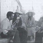 El Artesano Tejedor Majorero Don Felipe Marrero Francés Conversando con las Maestras Tejedoras Majoreras Doña Micaela y Doña Pilar Hernández - Foto de Felipe Marrero Francés - El Pajar, Cuaderno de Etnografía Canaria Nº 6 - Tuineje - Fuerteventura - Archivo Documental de la Federación de Salto del Pastor Canario (FSPC) - Archipiélago Canario (Finales de los Años 60 y Años 70 del Siglo XX).