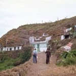 Caserío Troglodita y Pastoril Secular de Chinamada en el Macizo de Anaga - Foto de Gerrit Fichtner - La Laguna - Tenerife - Archivo Documental de la Federación de Salto del Pastor Canario (FSPC) - Archipiélago Canario (1977).