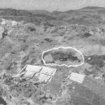 Trabajos Arqueológicos en la Covacha Funeraria Indígena situada en la zona de El Campanario a 170 metros de altitud en la Costa de Guía de Isora donde se hallaron los Cinco Bastones y Cayados de Pastores Guanches en Agosto de 1960 - Foto del Archivo Documental de Luis Diego Cuscoy - Guía de Isora - Isla de Tenerife - Archivo Documental de la Federación de Salto del Pastor Canario (FSPC) - Archipiélago Canario (Agosto de 1960).