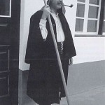 Indumentaria Tradicional de Hombre de la Isla de La Palma con Capa Gabilona y Lanza (Siglos XIX y XX) - Foto de Juan José Santos - El Pajar, Cuaderno de Etnografía Canaria Nº 6 - La Palma - Archivo Documental de la Federación de Salto del Pastor Canario (FSPC) - Archipiélago Canario (Diciembre de 1999).