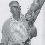 El Sabio de la Tierra y Artesano Tejedor Grancanario Don Manuel Vega Peñate 'Manolito El Tejedor' (1924) Elaboraba Todo el Proceso de la Lana, en la Imagen Hilando en Tenteniguada - Foto del Grupo Folclórico Neygá y Escuela Taller Tildet de La Pardilla - El Pajar, Cuaderno de Etnografía Canaria Nº 6 (Diciembre de 1999) - Tenteniguada - Valsequillo - Gran Canaria - Archivo Documental de la Federación de Salto del Pastor Canario (FSPC) - Archipiélago Canario (Años 80 y 90 del Siglo XX).