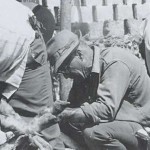 El Sabio de la Tierra y Artesano Tejedor Grancanario Don Manuel Vega Peñate 'Manolito El Tejedor' (1924) Pelando Ovejas en una Trasquila de Pastores en el Norte de la Isla de Gran Canaria - Foto del Grupo Folclórico Neygá y Escuela Taller Tildet de La Pardilla - El Pajar, Cuaderno de Etnografía Canaria Nº 6 (Diciembre de 1999) - Tenteniguada - Valsequillo - Gran Canaria - Archivo Documental de la Federación de Salto del Pastor Canario (FSPC) - Archipiélago Canario (Años 80 y 90 del Siglo XX).