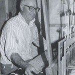 El Sabio de la Tierra y Artesano Tejedor Grancanario Don Manuel Vega Peñate 'Manolito El Tejedor' (1924) Trabajando en unos de sus Antiguos Telares Tradicionales en Tenteniguada - Foto del Grupo Folclórico Neygá y Escuela Taller Tildet de La Pardilla - El Pajar, Cuaderno de Etnografía Canaria Nº 6 (Diciembre de 1999) - Tenteniguada - Valsequillo - Gran Canaria - Archivo Documental de la Federación de Salto del Pastor Canario (FSPC) - Archipiélago Canario (Años 80 y 90 del Siglo XX).