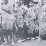 Trajes Rituales de los Guanches de Candelaria con Lanzas de Pastor y Alpargatas - Foto de Autor Desconocido - Archivo Documental de Juan De La Cruz Rodríguez - El Pajar, Cuaderno de Etnografía Canaria Nº 5 (Agosto de 1999) - Candelaria - Tenerife - Archivo Documental de la Federación de Salto del Pastor Canario (FSPC) - Archipiélago Canario (Mes de Agosto de los Años 50 del Siglo XX).