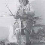 La Artesana Majorera de la Palma Canaria Doña Catalina Méndez Montañez (1930) Elaborando Esterilla ó Empleita de Palma para la Gena- Foto de Rafael C. Gómez León - El Pajar, Cuaderno de Etnografía Canaria Nº 5 (Agosto de 1999) - Casillas del Ángel - Puerto Cabras y Del Rosario - Fuerteventura - Archivo Documental de la Federación de Salto del Pastor Canario (FSPC) - Archipiélago Canario (Enero y Febrero de 1999).