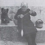 Artesana Tejedora Herreña de Sabinosa Torciendo Hilo - Foto de Manuel A. Fariña González - El Pajar, Cuaderno de Etnografía Canaria Nº 5 (Agosto de 1999) - La Frontera - Sabinosa - La Frontera - El Hierro - Archivo Documental de la Federación de Salto del Pastor Canario (FSPC) - Archipiélago Canario (Finales del Siglo XX).