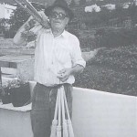 El Artesano Tinerfeño Escobero de la Palma Canaria de Pinolere Don Valentín Trujillo Delgado (1916) cargando sus Escobas Tradicionales de Palma para ir a La Villa de La Orotava - Foto de Rafael C. Gómez León - El Pajar, Cuaderno de Etnografía Canaria Nº 5 (Agosto de 1999) - Pinolere - La Orotava - Tenerife - Archivo Documental de la Federación de Salto del Pastor Canario (FSPC) - Archipiélago Canario (1994, 1996, 1997, 1998, y 1999).