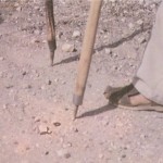 Don Simeón Alberto Brito muestra los Puyones ó Puntas Tradicionales de las Latas de la Isla de Fuerteventura - Foto de Antonio Cardona Sosa en su Libro 'Juegos y Deportes Vernáculos y Tradicionales Canarios (1995)' - Fuerteventura - Archivo Documental de la Federación de Salto del Pastor Canario (FSPC) - Archipiélago Canario (1989).