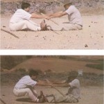 Dos Fases del Pulso del Pastor Canario con la Lata Majorera en la Isla de Fuerteventura Ejecutadas por el Experto en Juegos y Deportes Vernáculos Majoreros Don Simeón Alberto Brito (2-VIII-1918) a la Derecha, y Cástor Berriel (A la Izquierda) - Foto de Antonio Cardona Sosa en su Libro 'Juegos y Deportes Vernáculos y Tradicionales Canarios (1995)' - Antigua - Fuerteventura - Archivo Documental de la Federación de Salto del Pastor Canario (FSPC) - Archipiélago Canario (Julio de 1989).