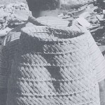 Con la Gena de Palma a cuesta usada tradicionalmente para Marisquear en la Isla de Fuerteventura - Foto de Jesús García Rodríguez - El Pajar, Cuaderno de Etnografía Canaria Nº 5 (Agosto de 1999) - Fuerteventura - Archivo Documental de la Federación de Salto del Pastor Canario (FSPC) - Archipiélago Canario (Años 90 del Siglo XX y 1999).
