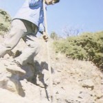 El Joven Pastor y Saltador Gomero Don Juan Mesa en Igualero mostrando el Salto del Astia con una Rejada - Foto de Antonio Cardona Sosa en su Libro 'Juegos y Deportes Vernáculos y Tradicionales Canarios (1995)' - Igualero - Vallehermoso - La Gomera - Archivo Documental de la Federación de Salto del Pastor Canario (FSPC) - Archipiélago Canario (Abril de 1988).