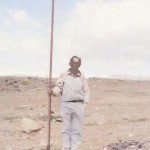 El Veterano Pastor y Artesano Grancanario de Maspalomas y Amurga Don Antonio Perera Sánchez 'Antoñito Perera' con su Garrote de Salto - Foto de Antonio Cardona Sosa en su Libro 'Juegos y Deportes Vernáculos y Tradicionales Canarios (1995)' - San Bartolomé de Tirajana - Gran Canaria - Archivo Documental de la Federación de Salto del Pastor Canario (FSPC) - Archipiélago Canario (1989).