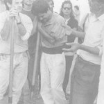 El Pastor y Sabio de la Tierra Grancanario Don Manuel Guedes Rodríguez 'Manolito' conversando con los Hermanos Saltadores e Investigadores Grancanarios Don Ramón Alberto y Don Miguel Ángel García Artiles con sus Garrotes en una Muestra de Salto del Garrote Canario celebrada en Sardina del Sur - Foto de Antonio Cardona Sosa en su Libro 'Juegos y Deportes Vernáculos y Tradicionales Canarios (1995)' - Santa Lucía de Tirajana - Gran Canaria - Archivo Documental de la Federación de Salto del Pastor Canario (FSPC) - Archipiélago Canario (Principios de los Años 90 del Siglo XX).