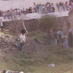 El Saltador y Pastor Grancanario Don Esteban Tovar en la Muestra de Salto del Garrote Canario de la 'Fiestas del Almendrero en Flor de Tejeda 1990' - Foto de Antonio Cardona Sosa en su Libro 'Juegos y Deportes Vernáculos y Tradicionales Canarios (1995)' - Tejeda - Gran Canaria - Archivo Documental de la Federación de Salto del Pastor Canario (FSPC) - Archipiélago Canario (Febrero de 1990).