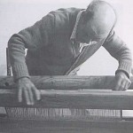 El Sabio de la Tierra Herreño y Maestro Artesano y Pastor Piñero Don Eloy Quintero Morales Montando el Telar que Construyó para la Antigua Escuela de Magisterio de la Universidad de La Laguna (ULL) en 1982 - Foto de Manuel A. Fariña González (ULL) - El Pajar, Cuaderno de Etnografía Canaria Nº 5 (Agosto de 1999) - La Laguna - Tenerife y El Hierro - Archivo Documental de la Federación de Salto del Pastor Canario (FSPC) - Archipiélago Canario (1982).