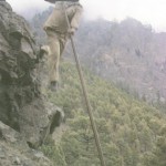 Salto con Lanza A Regatón Muerto del Experto Saltador Palmero Don José Concepción Hernández en La Cumbrecita - Foto de Antonio Cardona Sosa en su Libro 'Juegos y Deportes Vernáculos y Tradicionales Canarios (1995)' - El Paso - La Palma - Archivo Documental de la Federación de Salto del Pastor Canario (FSPC) - Archipiélago Canario (1989).