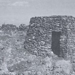 Taro en el Islote del Mojón en El Golfo, Denominación Propia de la Isla de Lanzarote para el Refugio ó Choza de Piedra Seca con Forma de Torre Redonda, usado antiguamente por Campesinos y Pastores Majoreros del Norte que Reutilizaron los Espacios Volcánicos del Suroeste Insular - Foto de José De León Hernández - El Pajar, Cuaderno de Etnografía Canaria Nº 5 (Agosto de 1999) - Yaiza - Lanzarote - Archivo Documental de la Federación de Salto del Pastor Canario (FSPC) - Archipiélago Canario (Años 90 del Siglo XX y 1999).