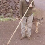 El Veterano Pastor Herreño Don Pedro Quintero Hernández en San Andrés con su Asta Sin Regatón ó Palo y Perro Pastor - Foto de Antonio Cardona Sosa en su Libro 'Juegos y Deportes Vernáculos y Tradicionales Canarios (1995)' - Valverde - El Hierro - Archivo Documental de la Federación de Salto del Pastor Canario (FSPC) - Archipiélago Canario (Diciembre de 1988).