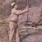 El Pastor Grancanario Don Eugenio Tovar Medina Mostrando el 'Pase del Garrote ó Lanza' en el Barranco Hondo de Pino Gordo - Foto de Antonio Cardona Sosa en su Libro 'Juegos y Deportes Vernáculos y Tradicionales Canarios (1995)' - La Aldea de San Nicolás y Tejeda - Gran Canaria - Archivo Documental de la Federación de Salto del Pastor Canario (FSPC) - Archipiélago Canario (1990).