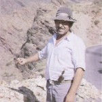 El Pastor Grancanario Don Juan Mayor Rodríguez Mostrando el 'Tiro y Lanzamiento de la Piedra' en Tres Fases (Fase 1) en Acusa Verde sobre el Barranco de La Candelaria y Barranco del Silo - Foto de Antonio Cardona Sosa en su Libro 'Juegos y Deportes Vernáculos y Tradicionales Canarios (1995)' - Artenara y Tejeda - Gran Canaria - Archivo Documental de la Federación de Salto del Pastor Canario (FSPC) - Archipiélago Canario (1988).