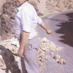 El Pastor Grancanario Don Juan Mayor Rodríguez Mostrando el 'Tiro y Lanzamiento de la Piedra' en Tres Fases (Fase 2) en Acusa Verde sobre el Barranco de La Candelaria y Barranco del Silo - Foto de Antonio Cardona Sosa en su Libro 'Juegos y Deportes Vernáculos y Tradicionales Canarios (1995)' - Artenara y Tejeda - Gran Canaria - Archivo Documental de la Federación de Salto del Pastor Canario (FSPC) - Archipiélago Canario (1988).