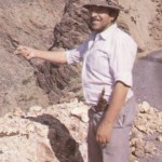 El Pastor Grancanario Don Juan Mayor Rodríguez Mostrando el 'Tiro y Lanzamiento de la Piedra' en Tres Fases (Fase 3) en Acusa Verde sobre el Barranco de La Candelaria y Barranco del Silo - Foto de Antonio Cardona Sosa en su Libro 'Juegos y Deportes Vernáculos y Tradicionales Canarios (1995)' - Artenara y Tejeda - Gran Canaria - Archivo Documental de la Federación de Salto del Pastor Canario (FSPC) - Archipiélago Canario (1988).