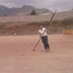 El Saltador Tinerfeño Rogelio Botanz Parra del Colectivo Ayt-M-Maheh 'Hijos del Sol' Mostrando el 'Bordoneo ó Salto de la Lanza A Dos Puntas' en el III Encuentro Canarias-Euskadi 'Tegueste 1991' - Foto de Antonio Cardona Sosa en su Libro 'Juegos y Deportes Vernáculos y Tradicionales Canarios (1995)' - Tegueste - Tenerife - Archivo Documental de la Federación de Salto del Pastor Canario (FSPC) - Archipiélago Canario (1991).