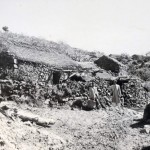 Vista del Barrio Piñero de Las Casas con Algunas de sus Viviendas Tradicionales de Cubierta de Colmo, cercanas al Barrio de Taibique, con un Campesino Herreño posando junto al Fotógrafo Roberto Rodríguez (A la derecha) - Foto de Jan Blaauboer - Las Casas, Taibique, y El Pinar - La Frontera - El Hierro - Archivo Documental de la Federación de Salto del Pastor Canario (FSPC) - Archipiélago Canario (1954).